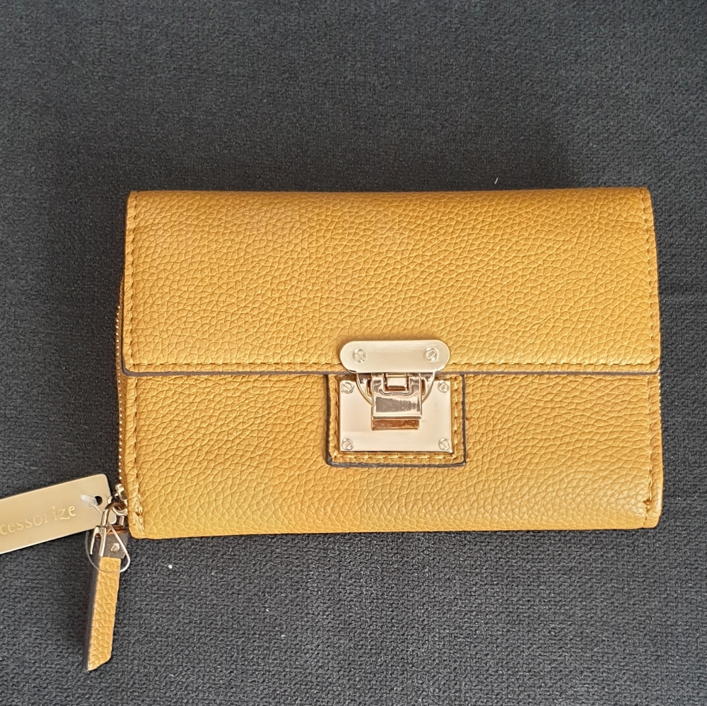 💚💎3/$30 NWT mustard colour purse